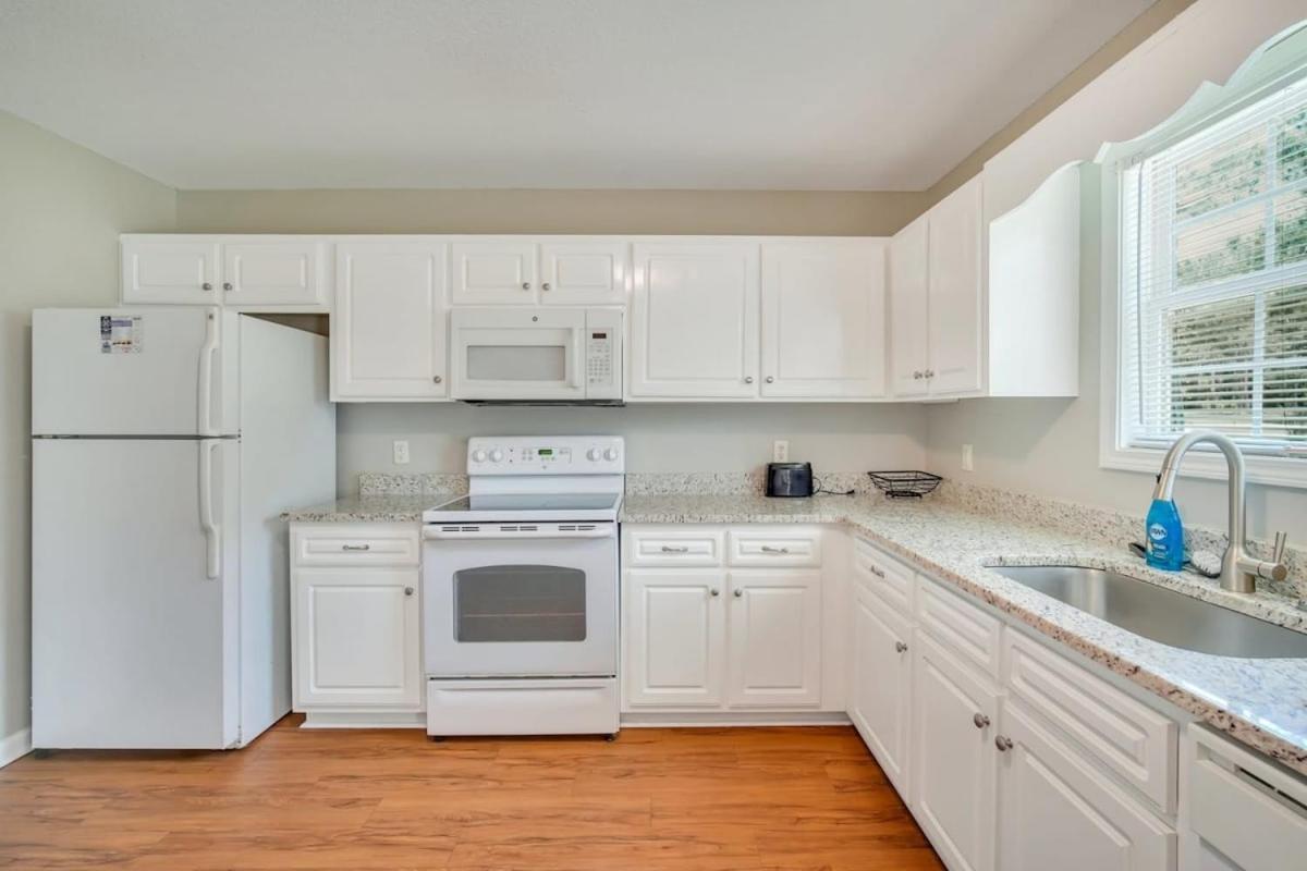 Charming Gray Home- 5 Mins From Gsu! Стейтсборо Экстерьер фото