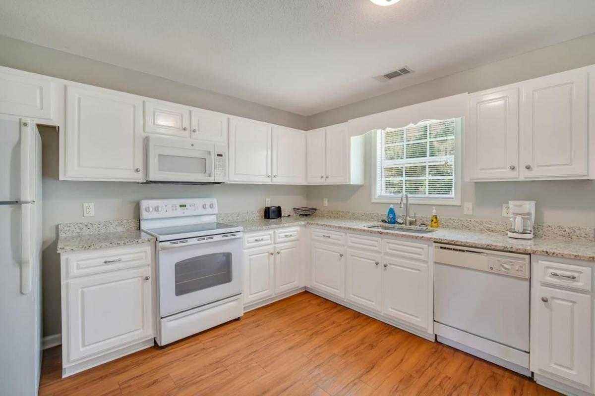 Charming Gray Home- 5 Mins From Gsu! Стейтсборо Экстерьер фото